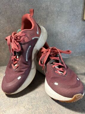 Nike Women's Running Shoes - Maroon & Coral Accents